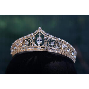 Elegant Gold Tiara with Crystal Accents